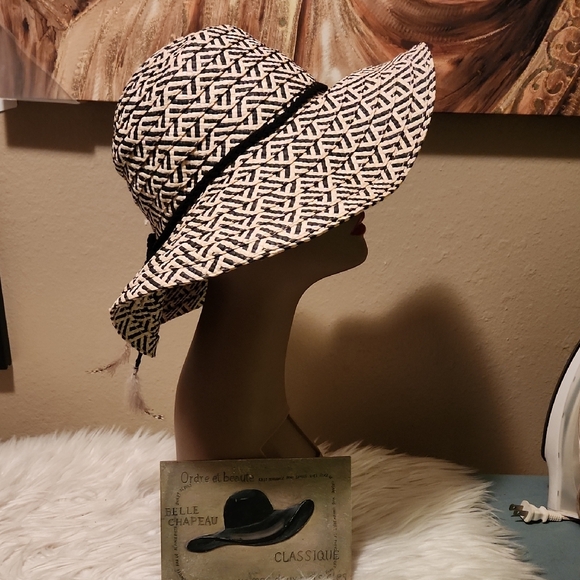 Justice Accessories - Stylish Black and White Women's Hat